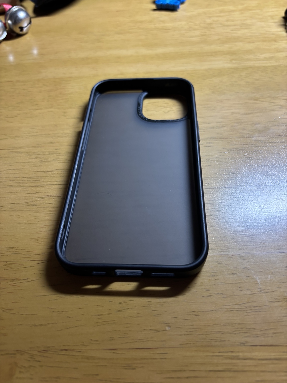 CASEKOOのiPhone 15用ケースの内側とカメラ開口部