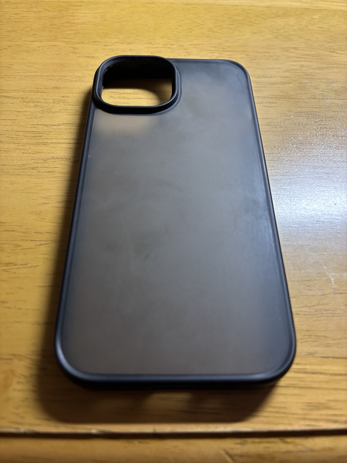 CASEKOOのiPhone 15用マットブラックケースの背面、半年使用後
