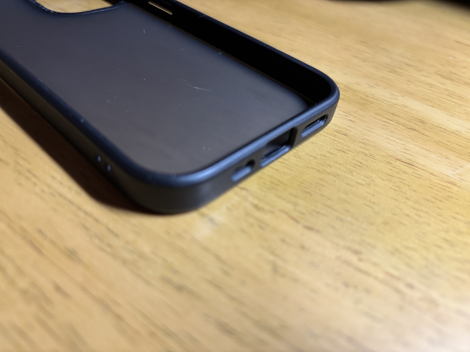 ケース下部の充電口とスピーカー周辺の切り欠き